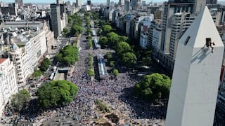 Descontrol total por Argentina: hinchas rompen protocolos de seguridad y suben a la punta del Obelisco