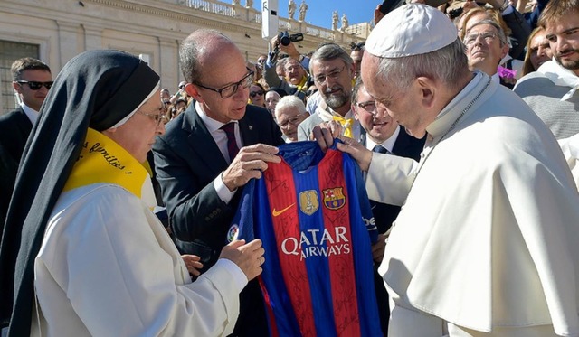 El Papa Francisco recibió camiseta de Barcelona. (Foto: Difusión)