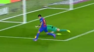Le sale todo: Suárez se llevó al portero del Sporting Gijón y provocó autogol para Barcelona [VIDEO]