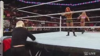 WWE: Charlotte perdió ante Becky Lynch, se picó y le metió terrible patada (VIDEO)