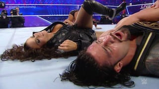 WrestleMania 32: Roman Reigns le aplicó una brutal lanza a Stephanie