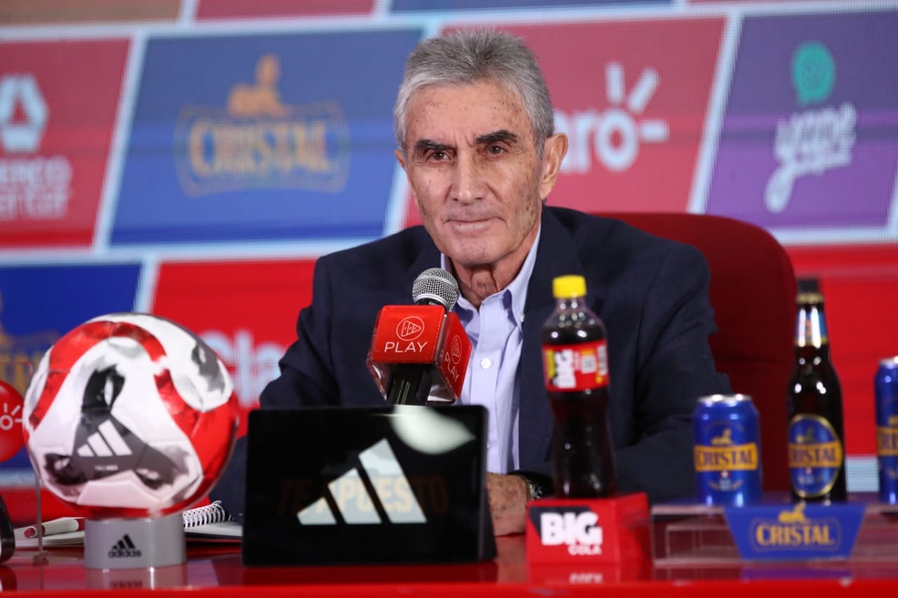 Juan Carlos Oblitas se pronunció sobre Agustín Lozano en conferencia. (Foto: jorge.cerdan/@photo.gec)