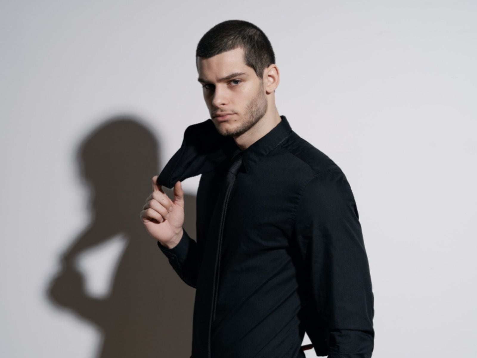 La psicóloga Lara Ferreiro considera que vestir de negro transmite confianza. (Credito: Freepik)