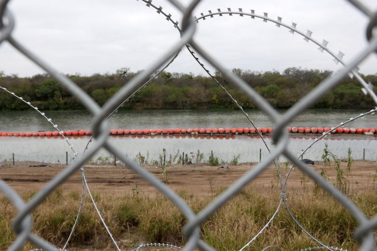 Se muestra una serie de boyas en el Río Grande, en la frontera entre Estados Unidos y México, en Eagle Pass, Texas, el 25 de agosto de 2023 (Foto: Francois Picard / AFP)