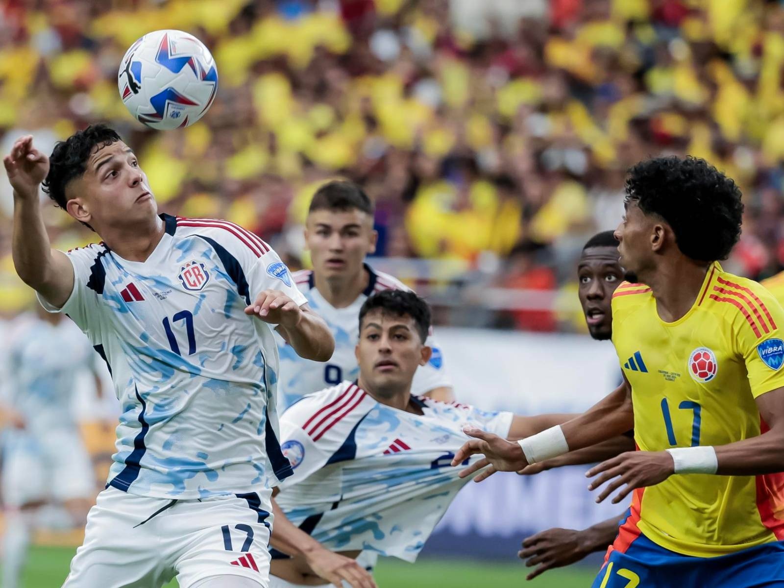 Warren Madrigal (L) de Costa Rica en acción contra Johan Mojica (R) de Colombia durante la primera mitad del partido de fútbol del grupo D de la CONMEBOL Copa América 2024 entre Colombia y Costa Rica, en Glendale, Arizona, EE.UU., 28 de junio de 2024. (Foto: EFE/EPA/JOHN G. MABANGLO)