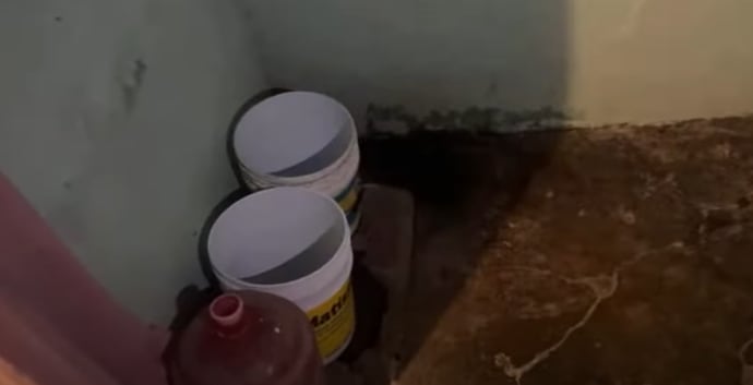 Se bañaban usando cubetas (Foto: Paolita Suárez / YouTube)