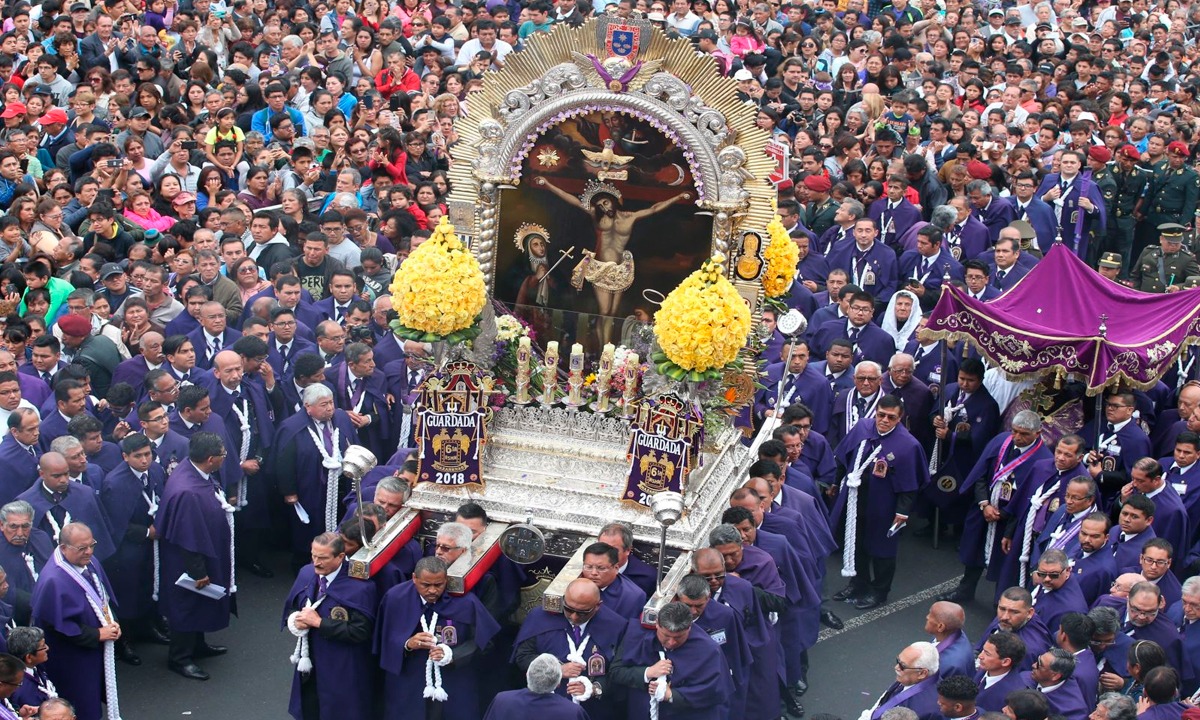 Conoce aquí a qué hora y desde qué lugar sale la procesión del Señor de los Milagros. (Foto: Andina/Vidal Tarqui)