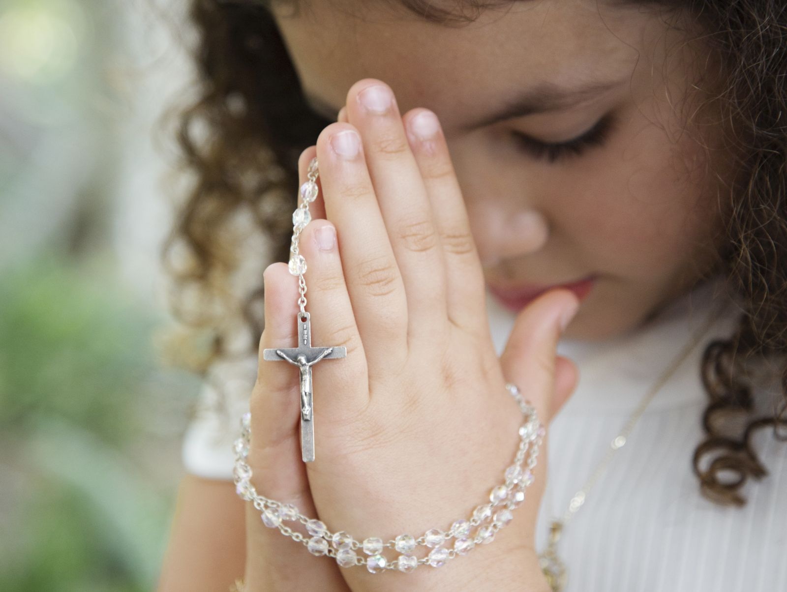 FRASES | Estas dedicatorias y mensajes originales te servirán para felicitar la primera comunión y confirmación este 8 de diciembre. (Foto: Freepik)