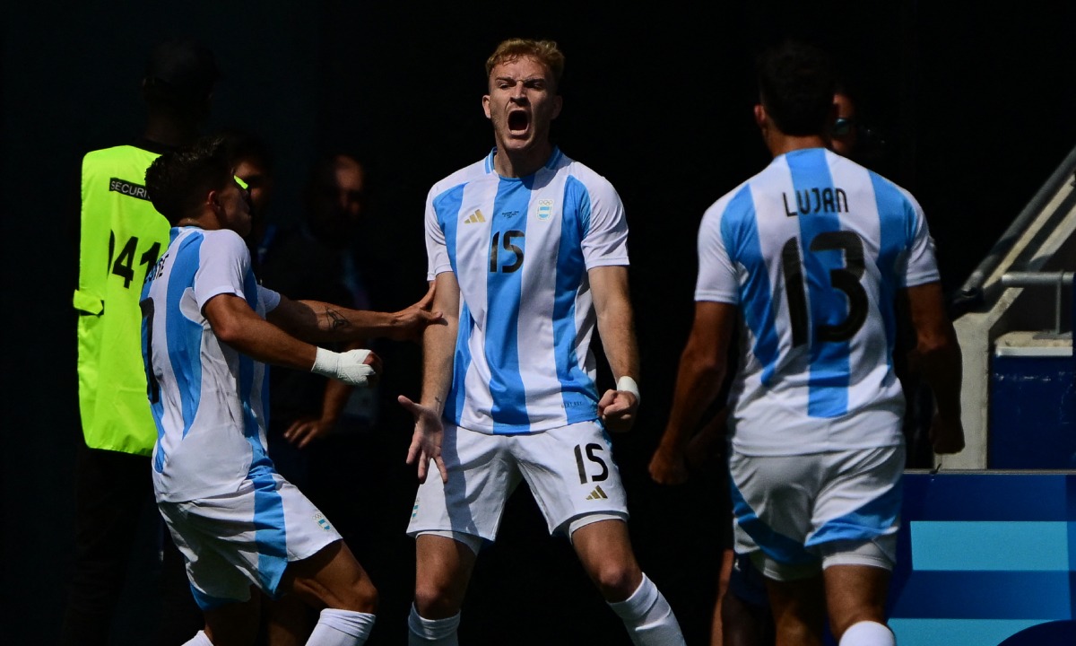 La Selección Argentina derrotó por 3-1 a Irak en la segunda jornada del fútbol masculino en París 2024. (Foto: AFP)