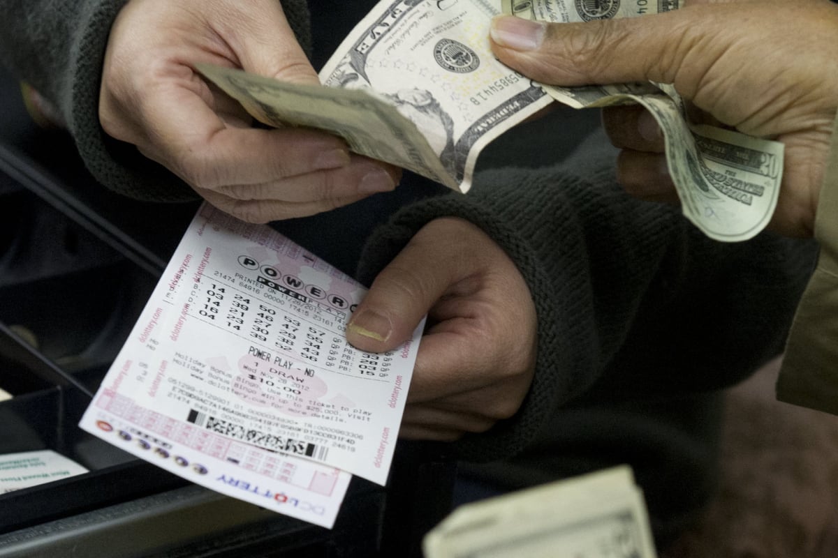 Ciudadana de Estados Unidos adquiriendo un boleto de Powerball (Foto: AFP)