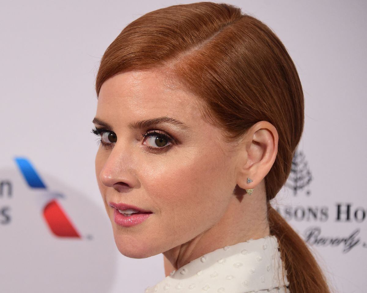 Sarah Rafferty posa a su llegada para la Tea Party de la Academia Británica de Cine y Televisión de Los Ángeles (BAFTA) en Beverly Hills, California, el 9 de enero de 2016 (Foto: Frederic J. Brown / AFP )