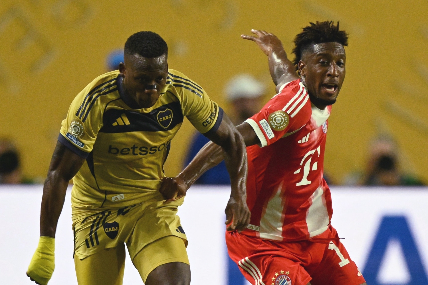 Luis Advíncula tuvo un duelo aparte con el francés Kingsley Coman. (Foto: AFP)
