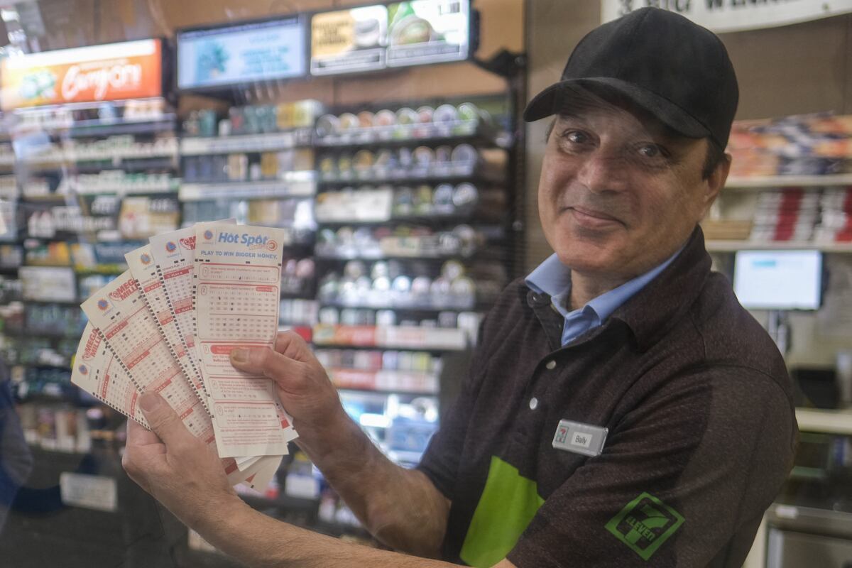 Miles de personas en Estados Unidos prueban suerte para ganarse el premio mayor de Mega Millions (Foto: AFP)