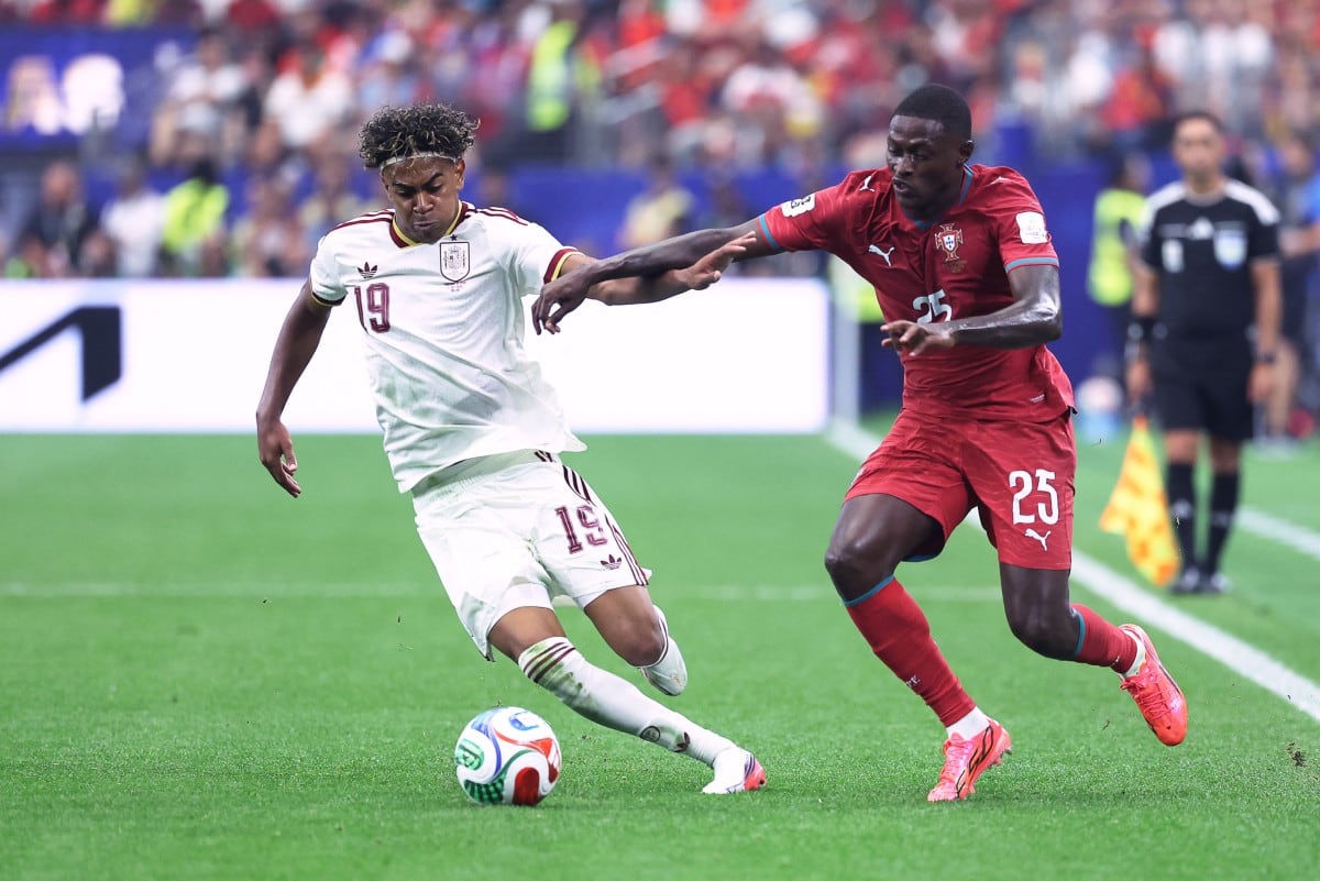 Spain's forward #19 Lamine Yamal and Portugal's defender #25 Nuno Mendes fight for the ball during the 2026 World Cup round of 16 football match between Portugal and Spain at the Dallas Stadium in Arlington on July 6, 2026. (Photo by Thomas COEX / AFP)