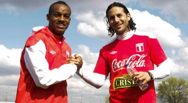 Carrillo destacó el aporte del experimentado delantero tanto dentro como fuera de la cancha. (Foto: FPF)