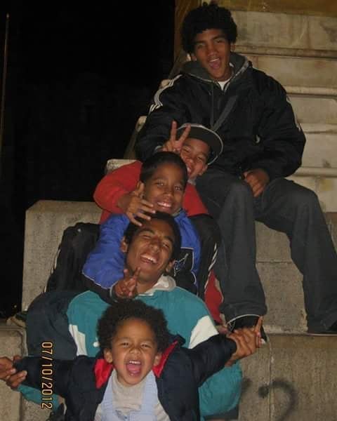 Piero Magallanes junto a sus hermanos, Alex y Luis. (Foto: @pieromaga10)