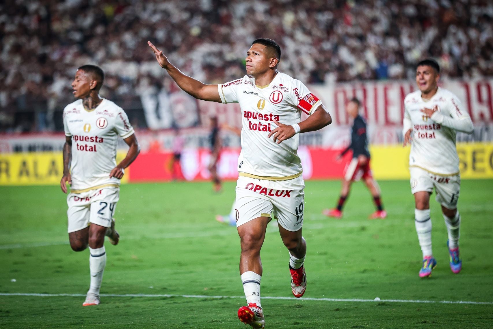 Edison Flores fue el capitán crema en la goleada sobre UTC en 2025. (Foto: Universitario)