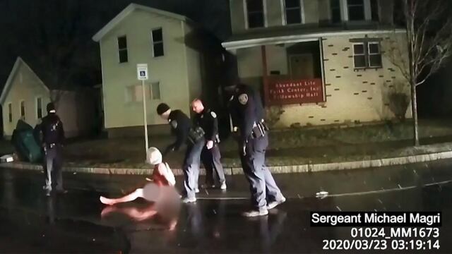 Hombre afroamericano con problemas mentales muere asfixiado a manos de la policía de Nueva York