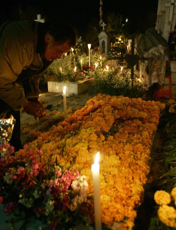 Una tumba decorada con muchas flores de cempasúchil (Foto: AFP)