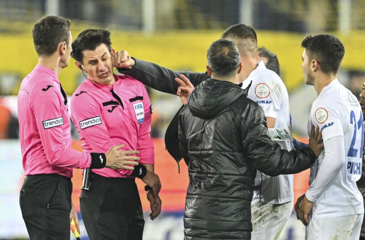 Halil Umut Meler ha decidido poner fin a su carrera como colegiado tras recibir varios puñetazos y patadas de Faruk Koca, presidente del Ankaragucu.