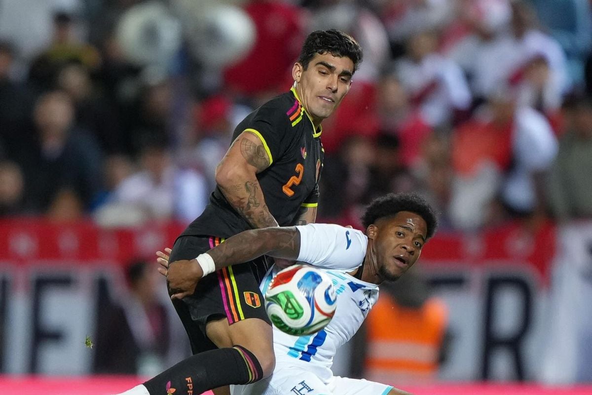 La selección peruana no pudo romper la terrible racha de más de un año sin triunfos. Ganaba 2-1 con doblete de Vélez, y se dejó empatar al minuto 90+4′. | Foto: FPF / ITEA