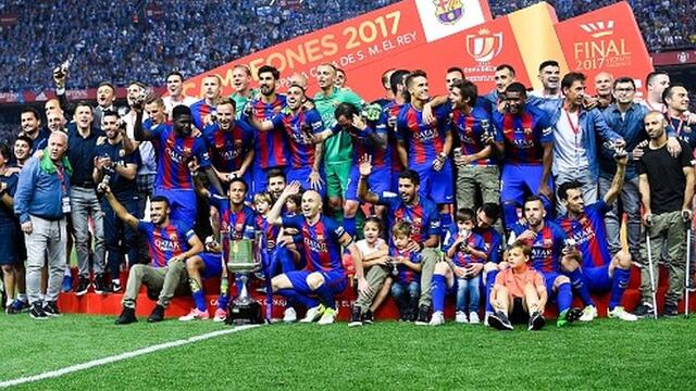 Rey de Reyes: el festejo del Barcelona tras levantar el trofeo ante el Deportivo Alavés