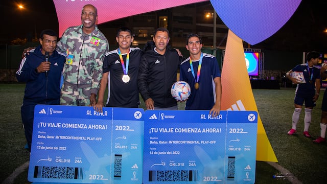 Teófilo Cubillas, Cuto Guadalupe y el Chorrillano Palacios presentaron oficialmente la pelota del Mundial