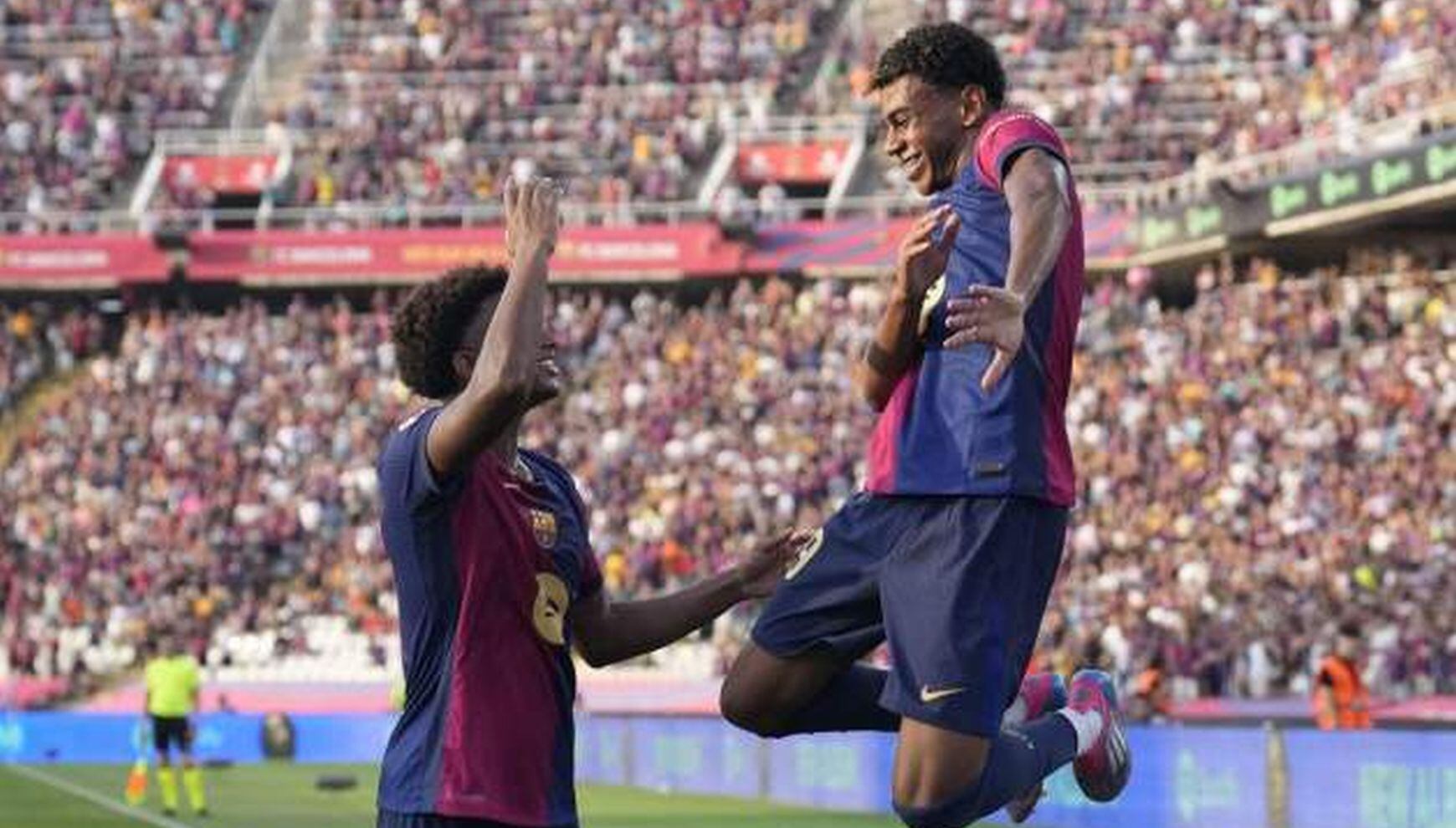 Yamal juega su tercera temporada profesional con el Barcelona. (Foto: EFE)