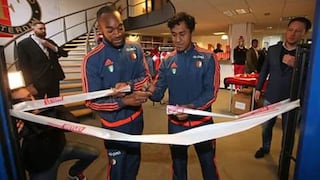 Renato Tapia causa sensación en apertura de tienda del Feyenoord
