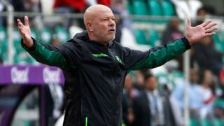 ¡Expulsado! El DT Antonio Zago le echó agua al árbitro en el Bolivia vs. Brasil