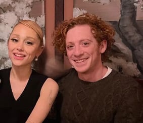 El actor junto a Ariana Grande (Foto: Ethan Slater / Instagram)