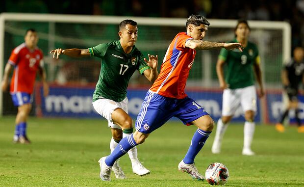 Chile y Bolivia se ven las caras por la fecha 8 de las Eliminatorias al Mundial 2026. (Foto: AFP)