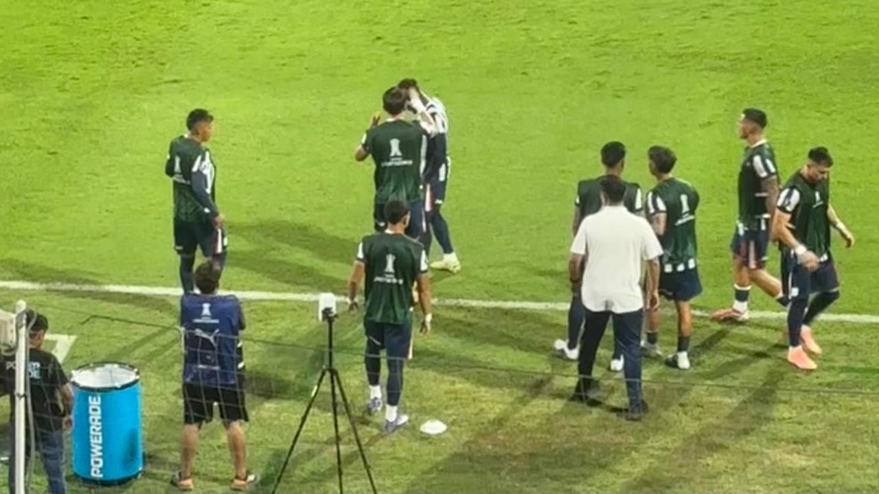 Eryc Castillo se acercó al banco de suplentes para recibir apoyo de sus compañeros. (Foto: Gianina González | Depor)