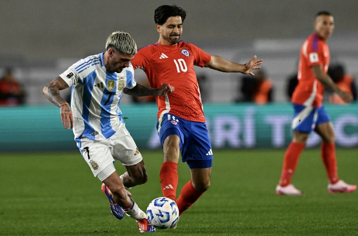 Argentina y Chile juegan este jueves 5 de junio por la fecha 15 de las Eliminatorias 2026. (Foto: AFP)