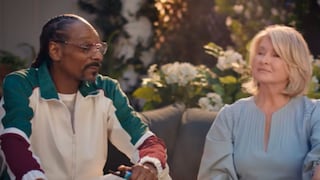 Snoop Dogg y Martha Stewart hablan sobre los usos de un encendedor en un divertido comercial del Super Bowl