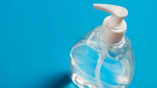 Hermanos que quisieron aprovecharse con la venta de más de 17 mil botellas de gel antibacterial podrían ir presos 