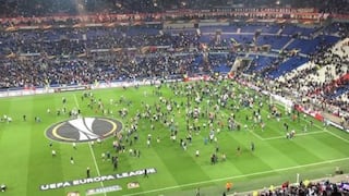 Batalla campal e invasión de la cancha en el Lyon vs. Besiktas retrasa juego por Europa League [VIDEO]