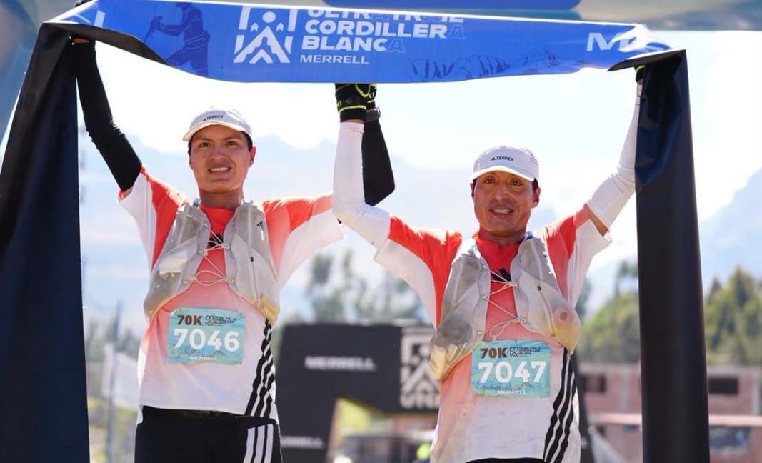 Remigio Huamán (derecha) y su hijo, Jhon, se consagraron campeones en los 70K del Ultra Trail Cordillera Blanca (UTCB) 2026. (Foto: difusión)