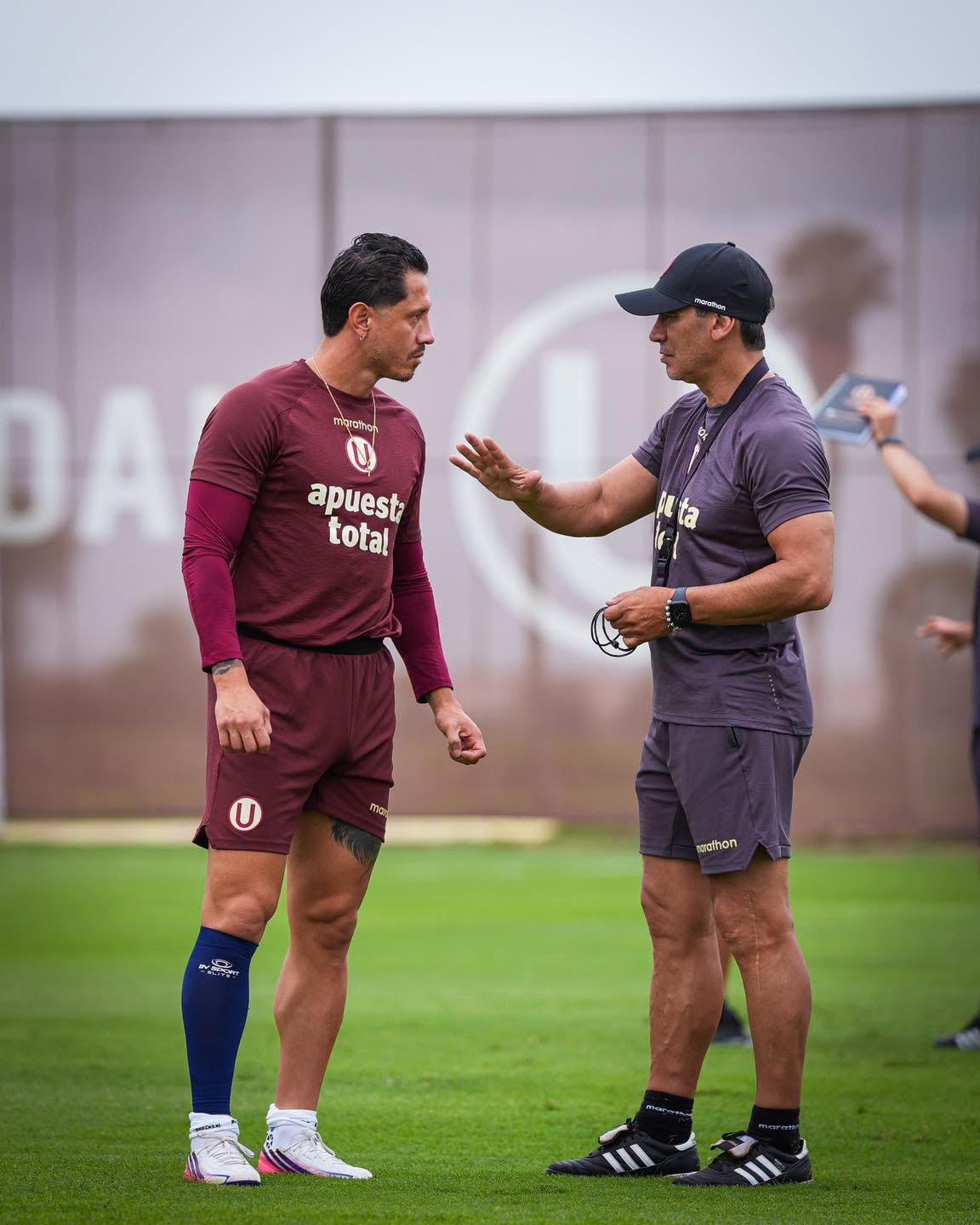 Fabián Bustos tuvo su primer entrenamiento con Gianluca Lapadula que regresó de la selección peruana. (Foto: Universitario)