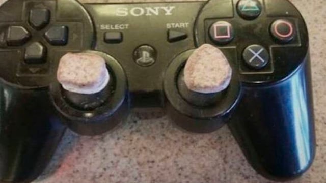 Usuario de PlayStation intentó vender un mando con piedras pegadas y lo recibieron así