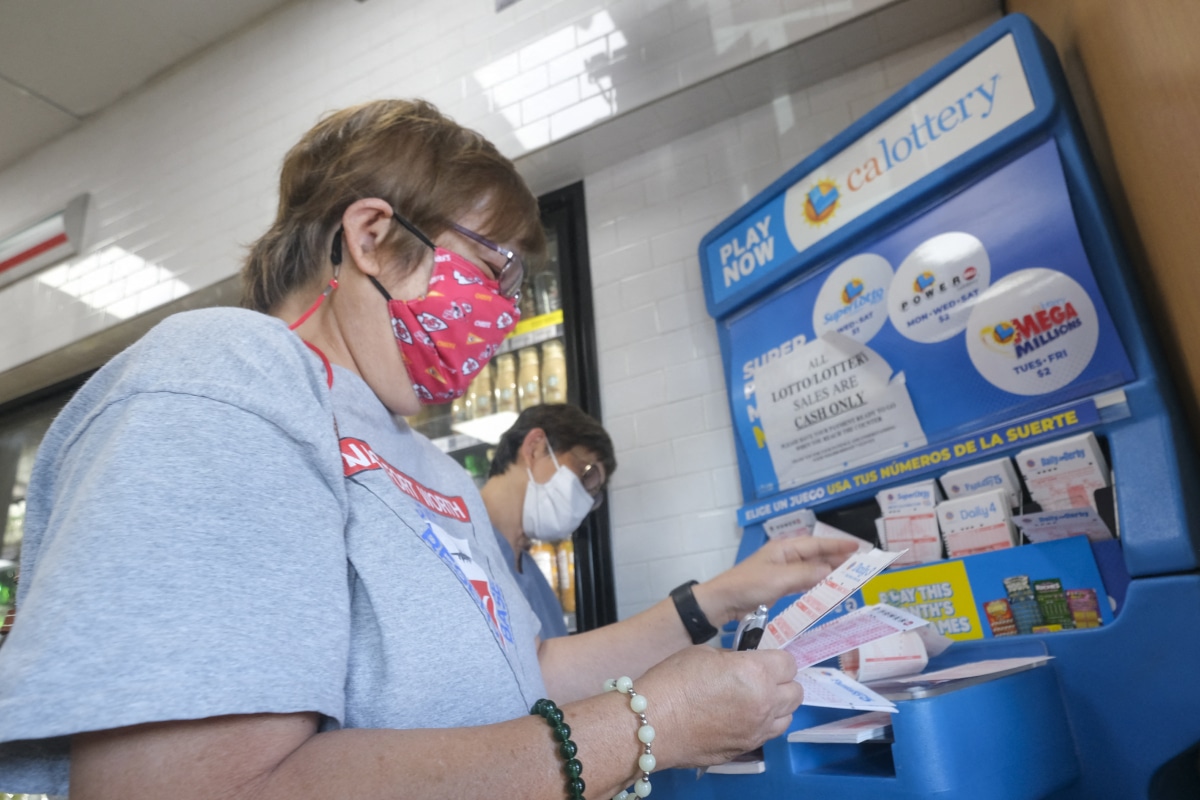 Miles de personas en Estados Unidos prueban suerte para ganarse el premio mayor de Mega Millions (Foto: AFP)