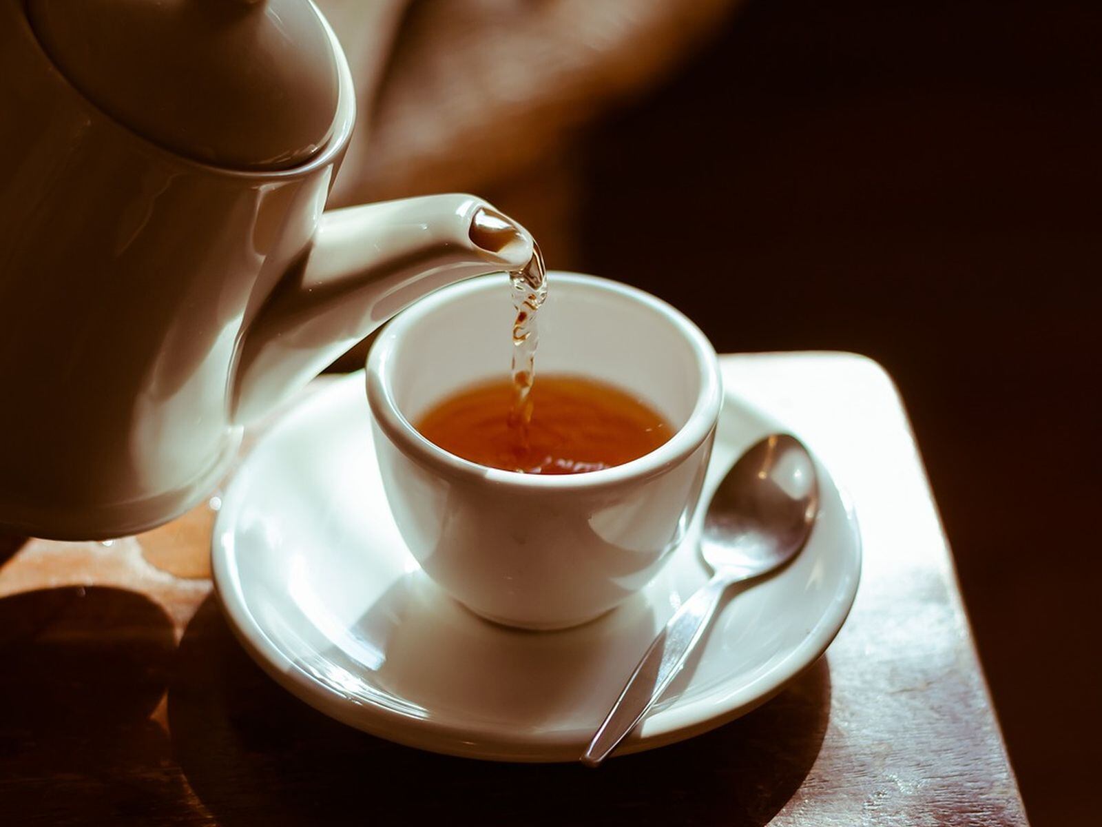 Esta imagen muestra cómo se sirve una infusión en una taza. (Foto: dungthuyvunguyen / Pixabay)