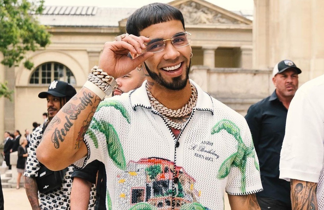 Anuel AA publicó una fotografía en la que aparece besando a una desconocida mujer (Foto: Anuel AA/ Instagram)