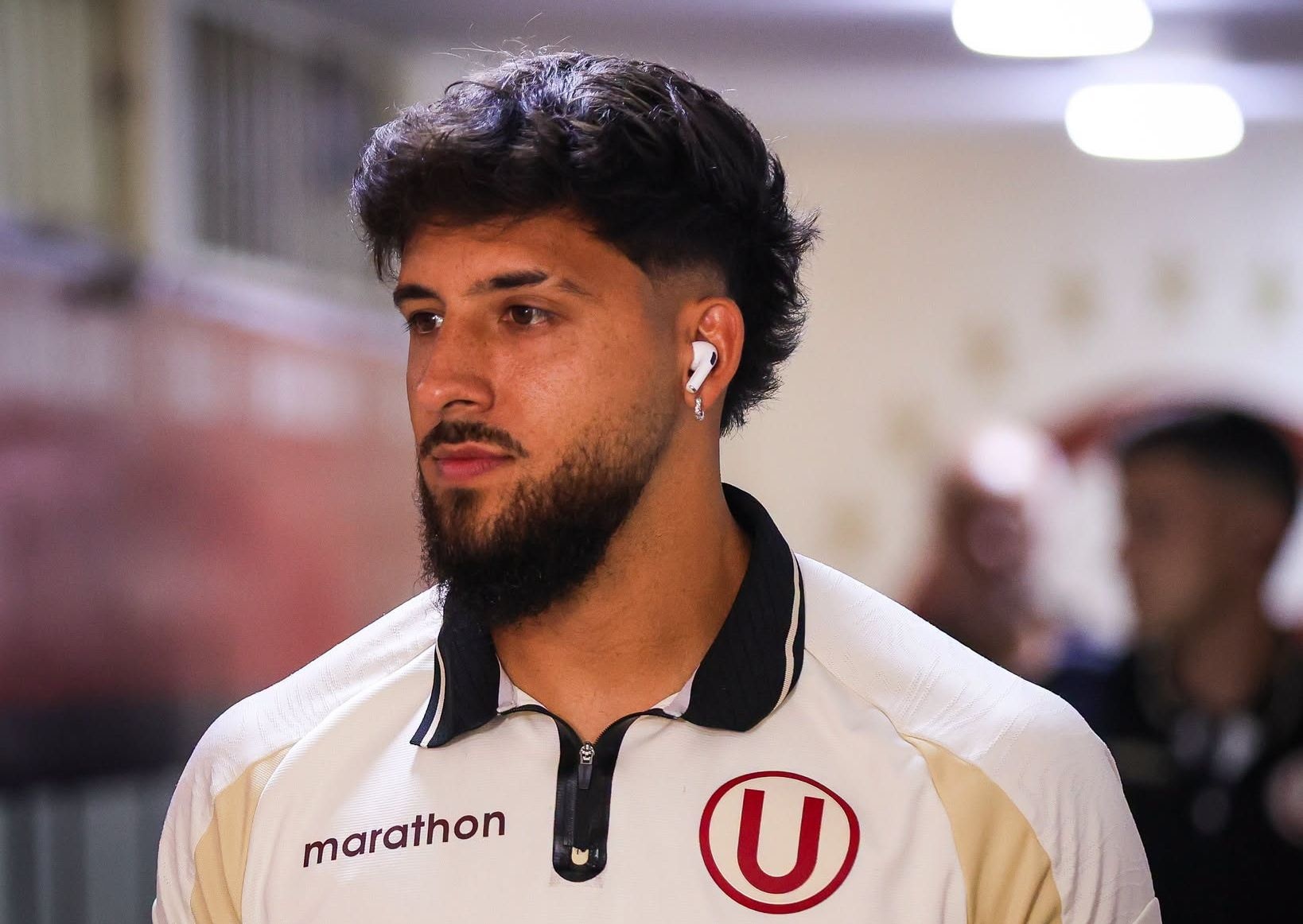 Pese al paso de hasta tres entrenadores en tienda crema este 2026, el defensor argentino se ha mantenido como titular. (Foto: Universitario)