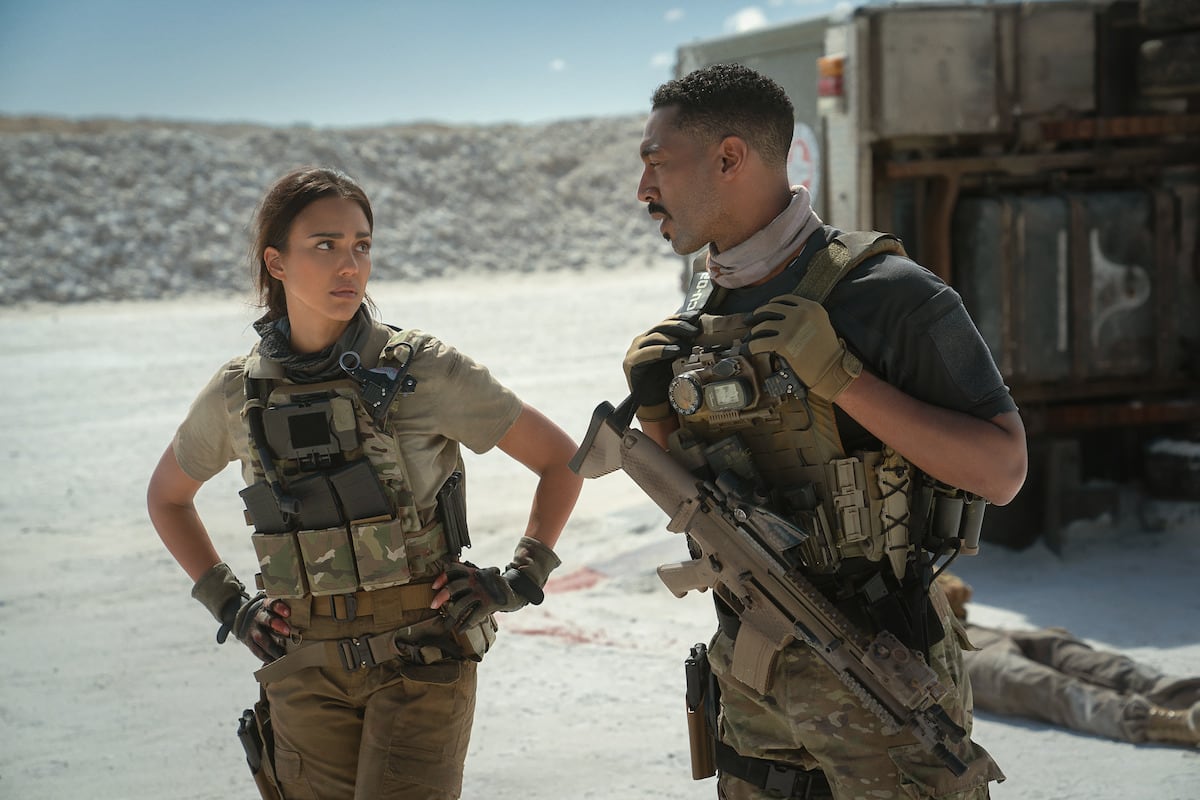 Parker (Jessica Alba) contará con la ayuda de su compañero Spider (Tone Bell) en la película de acción "Detonantes" (Foto: Netflix)