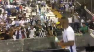 Alianza Lima: Luis Trujillo lanzó botella a hinchas en la tribuna (VIDEO)