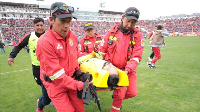 Cienciano: Mario Villasanti fue llevado en ambulancia tras sufrir fuerte choque en el partido