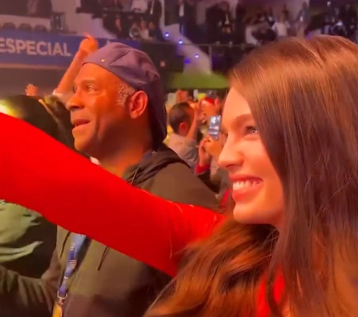 Nadie Ferreira emocionada al escuchar el tema que su esposo le dedicó (Foto: Univision)