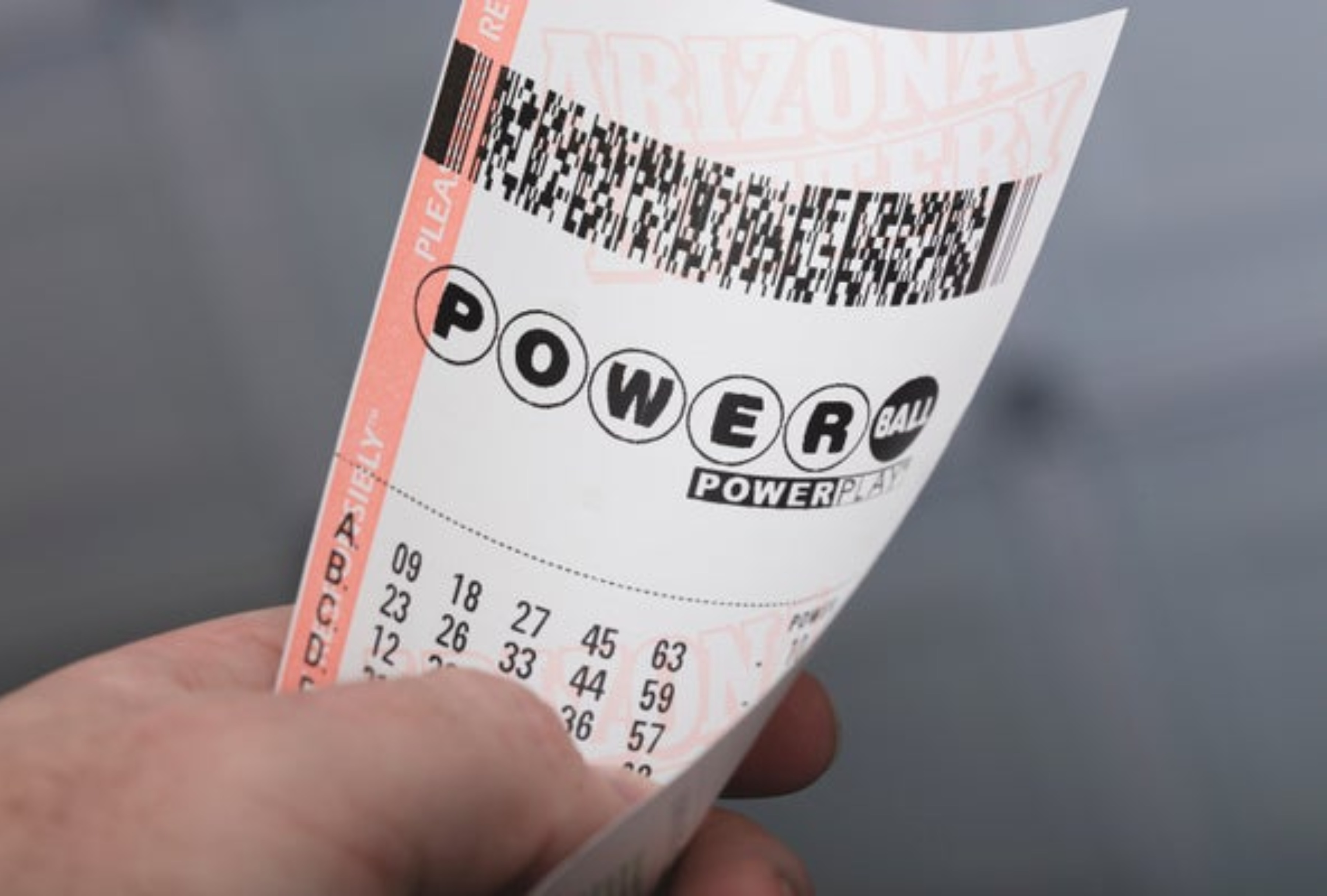 Imagen representativa de un boleto que participa por el premio mayor del Powerball del 10 de septiembre de 2025 en EE.UU., con los resultados y ganadores del sorteo. | Crédito: scientificamerican.com / Composición Mag