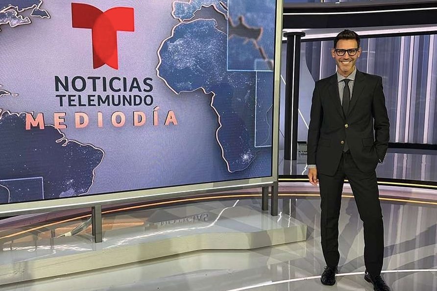 Quique Usales como conductor de Noticiero de Telemundo (Foto: Telemundo)